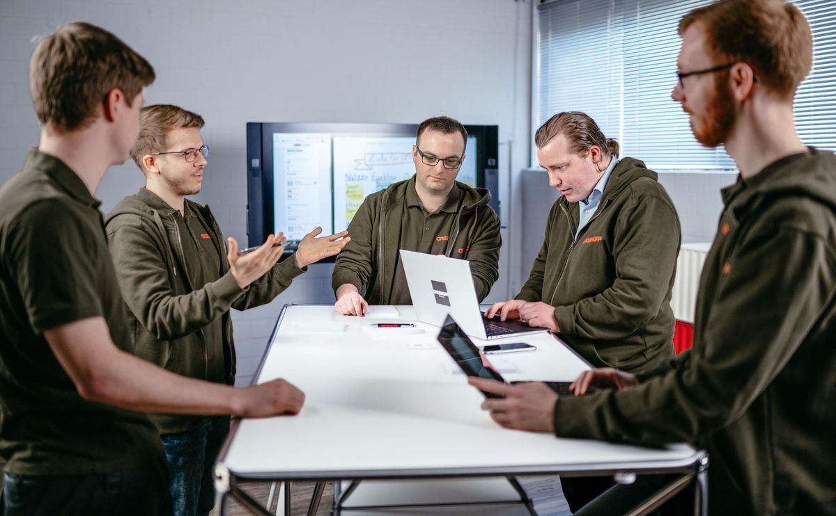 Das OPDENHOFF-Team arbeitet gemeinsam an Laptop und Tablet.